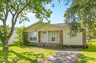 219 E Beecher Ave, Palacios, TX 77465 - Photo 3