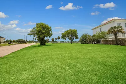 18743 Martinique Drive, Nassau Bay, TX 77058 - Photo 11