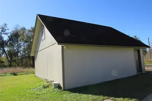 10 Forrest Ln, Angleton, TX 77515 - Photo 17