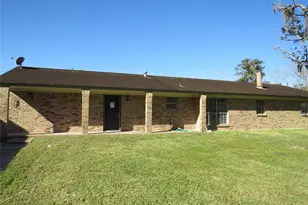 10 Forrest Ln, Angleton, TX 77515 - Photo 3