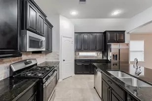 6522 Hunters Creek Ln, Baytown, TX 77521 - Photo 5