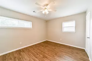 504 Avondale Ln, Friendswood, TX 77546 - Photo 9
