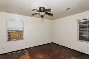 5843 Thrush Dr, Houston, TX 77033 - Photo 17