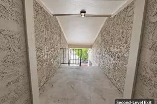 10855 Meadowglen Ln, Houston, TX 77042 - Photo 21