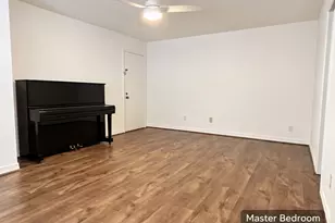 10855 Meadowglen Ln, Houston, TX 77042 - Photo 19