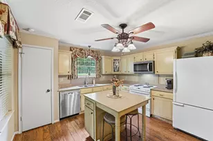 70 Oak Leaf Dr, Huffman, TX 77336 - Photo 5