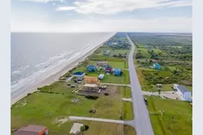 985 Marjorie, Gilchrist, TX 77617 - Photo 3