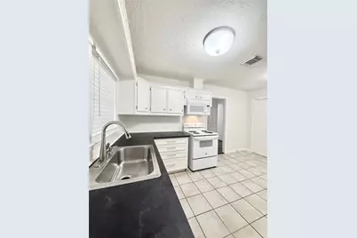 523 Wisteria Street, Lake Jackson, TX 77566 - Photo 11