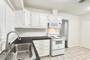 523 Wisteria St, Lake Jackson, TX 77566 - Photo 11