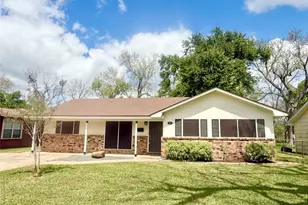 523 Wisteria St, Lake Jackson, TX 77566 - Photo 1