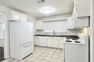 523 Wisteria St, Lake Jackson, TX 77566 - Photo 9