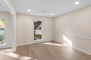 9610 Meadowglen Ln, Houston, TX 77063 - Photo 17