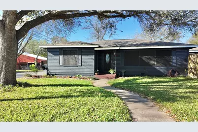 408 Walnut St, Yoakum, TX 77995 - Photo 1