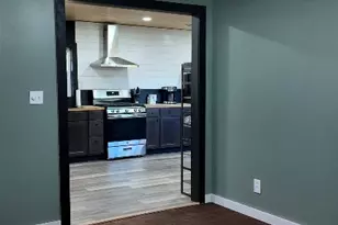 408 Walnut St, Yoakum, TX 77995 - Photo 5