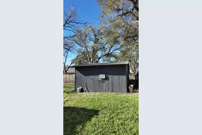 408 Walnut St, Yoakum, TX 77995 - Photo 21