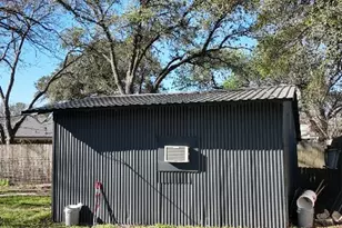 408 Walnut St, Yoakum, TX 77995 - Photo 21