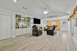 10402 Huntington Point Dr, Houston, TX 77099 - Photo 5