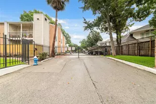 2001 Bering Dr, Houston, TX 77057 - Photo 3