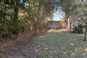 5724 1/2 Parwill St, Houston, TX 77081 - Photo 13