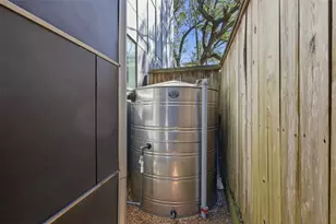 2412 Helena St, Houston, TX 77006 - Photo 23