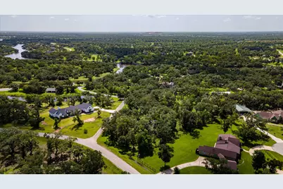 406 Thousand Oaks Drive, Angleton, TX 77515 - Photo 23