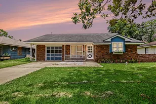 203 Chestnut St, Lake Jackson, TX 77566 - Photo 1