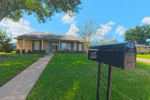 1115 Newport Blvd, League City, TX 77573 - Photo 1