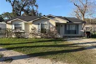 1014 Robinson St, Alvin, TX 77511 - Photo 1