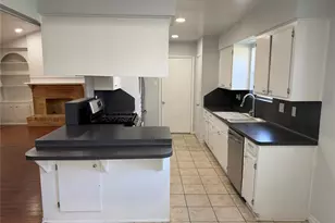 1014 Robinson St, Alvin, TX 77511 - Photo 3