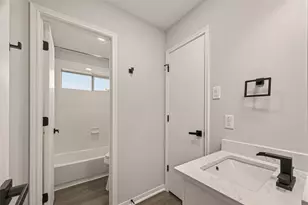 5102 Park Village Dr, Houston, TX 77048 - Photo 23