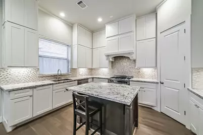 10914 Brookeshire Chase Lane, Houston, TX 77043 - Photo 11