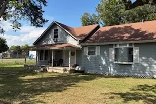 900 E Houston St, Highlands, TX 77562 - Photo 3