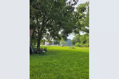 900 E Houston Street, Highlands, TX 77562 - Photo 17