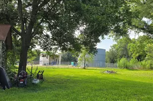 900 E Houston St, Highlands, TX 77562 - Photo 17