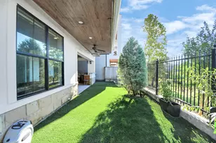 631 N Live Oak St, Houston, TX 77003 - Photo 9