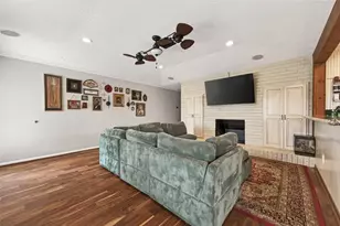 805 Camelot Ln, Friendswood, TX 77546 - Photo 11