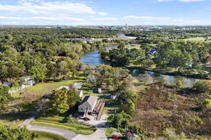 9810 Oak Leaf Dr, Baytown, TX 77521 - Photo 7