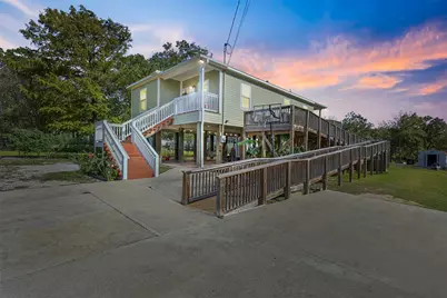 9810 Oak Leaf Drive, Baytown, TX 77521 - Photo 3