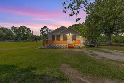 604 Lee Avenue, Anahuac, TX 77514 - Photo 1