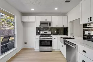 455 Capehill Dr, Houston, TX 77598 - Photo 9