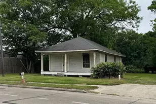 2392 Delaware St, Beaumont, TX 77703 - Photo 3