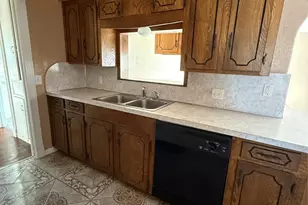 406 Gardenia St, Lake Jackson, TX 77566 - Photo 3