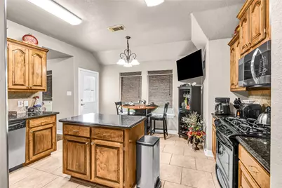 210 Madison Avenue, Clute, TX 77531 - Photo 3