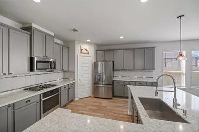 11723 Oakwood Drive, Mont Belvieu, TX 77535 - Photo 9