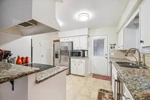 910 Coachlight Dr, Houston, TX 77077 - Photo 9