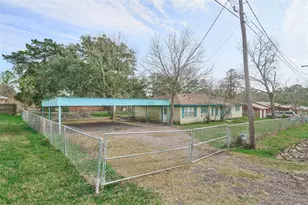 203 Paul Knox St, Huntsville, TX 77320 - Photo 1
