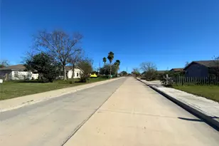 1736 Lynn Ln, Freeport, TX 77541 - Photo 3