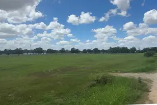 000 Earl St, El Campo, TX 77437 - Photo 3