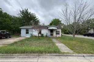 402 Laredo St, Lockhart, TX 78644 - Photo 1