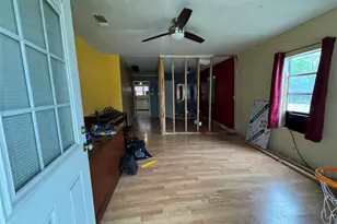 402 Laredo St, Lockhart, TX 78644 - Photo 5